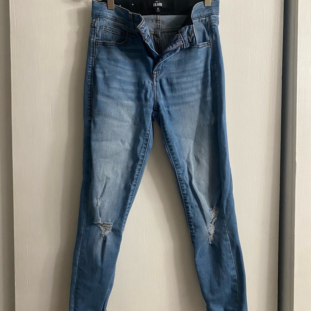 Distressed skinny jeans